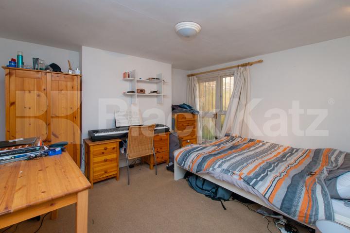 Arranged over two floors is this spacious 3 bedroom property with garden  Birnam Road, Finsbury Park - Holloway